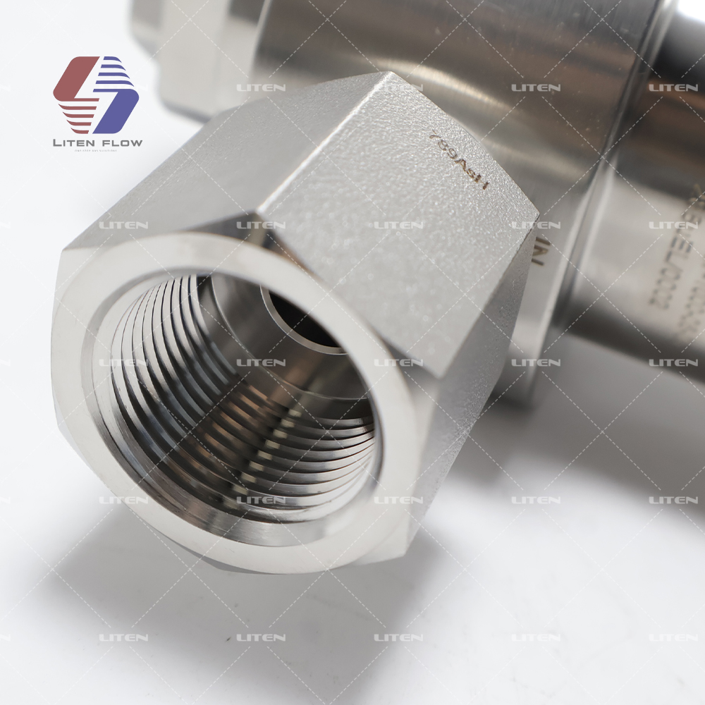 pressure reducing regulator with inlet and outlet gauge ports